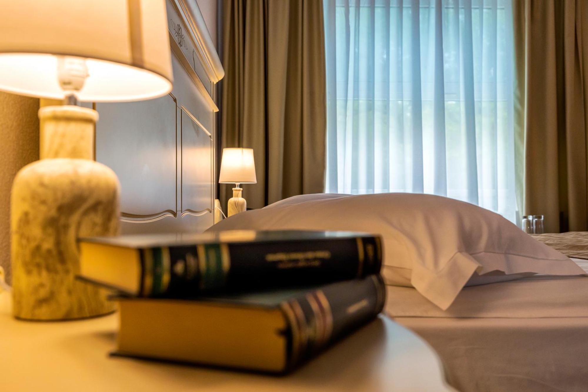 Hotel Cornul Vanatorului Piteşti Buitenkant foto