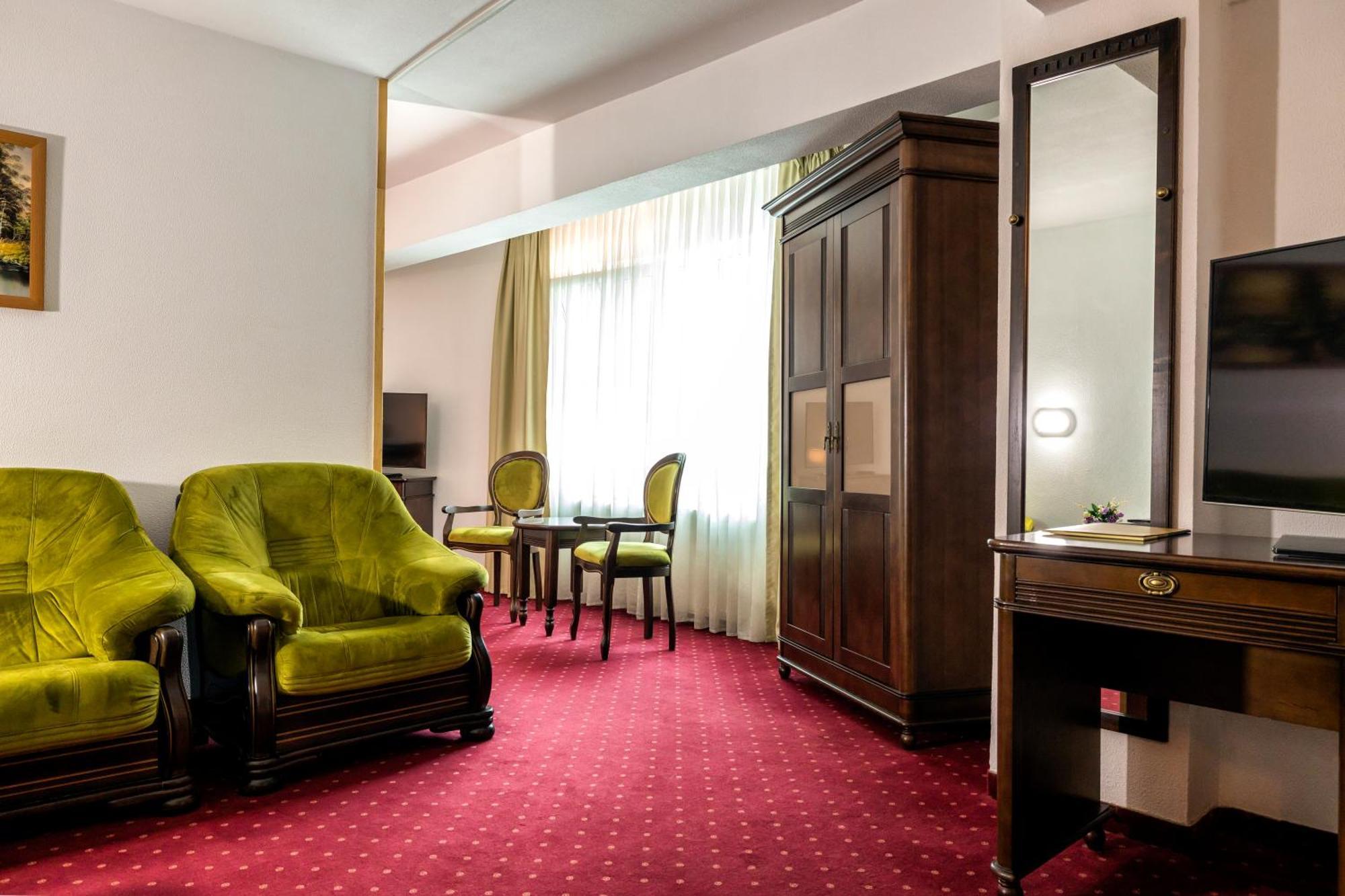 Hotel Cornul Vanatorului Piteşti Buitenkant foto