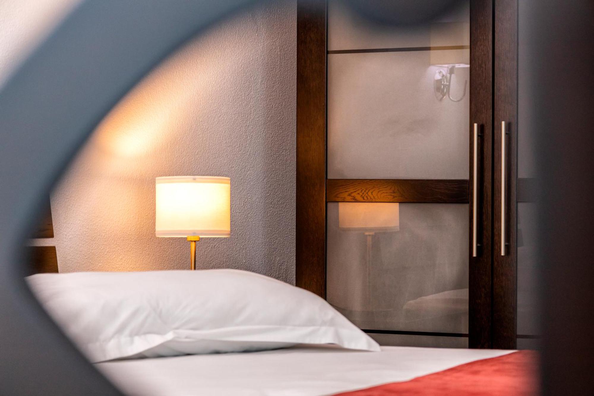 Hotel Cornul Vanatorului Piteşti Buitenkant foto