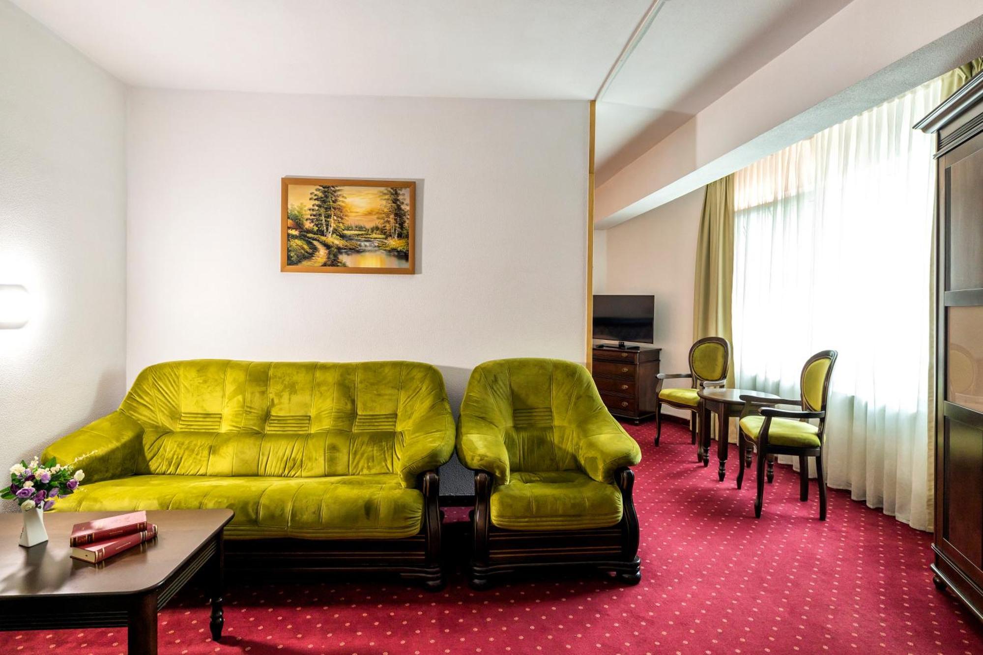 Hotel Cornul Vanatorului Piteşti Buitenkant foto