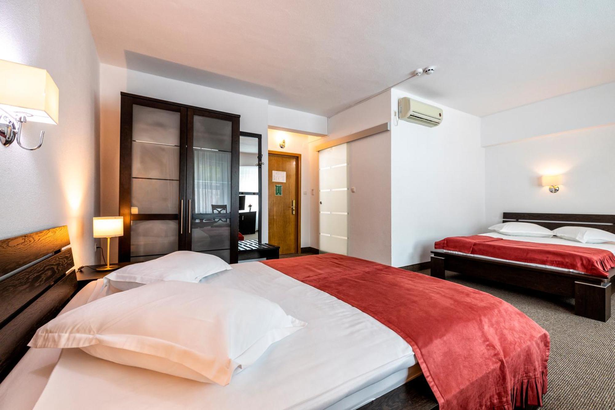 Hotel Cornul Vanatorului Piteşti Buitenkant foto