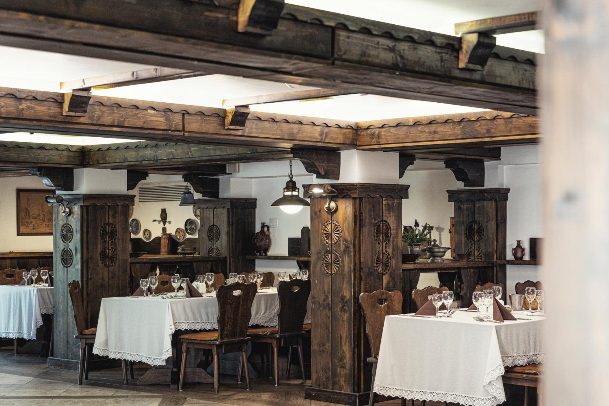 Hotel Cornul Vanatorului Piteşti Buitenkant foto
