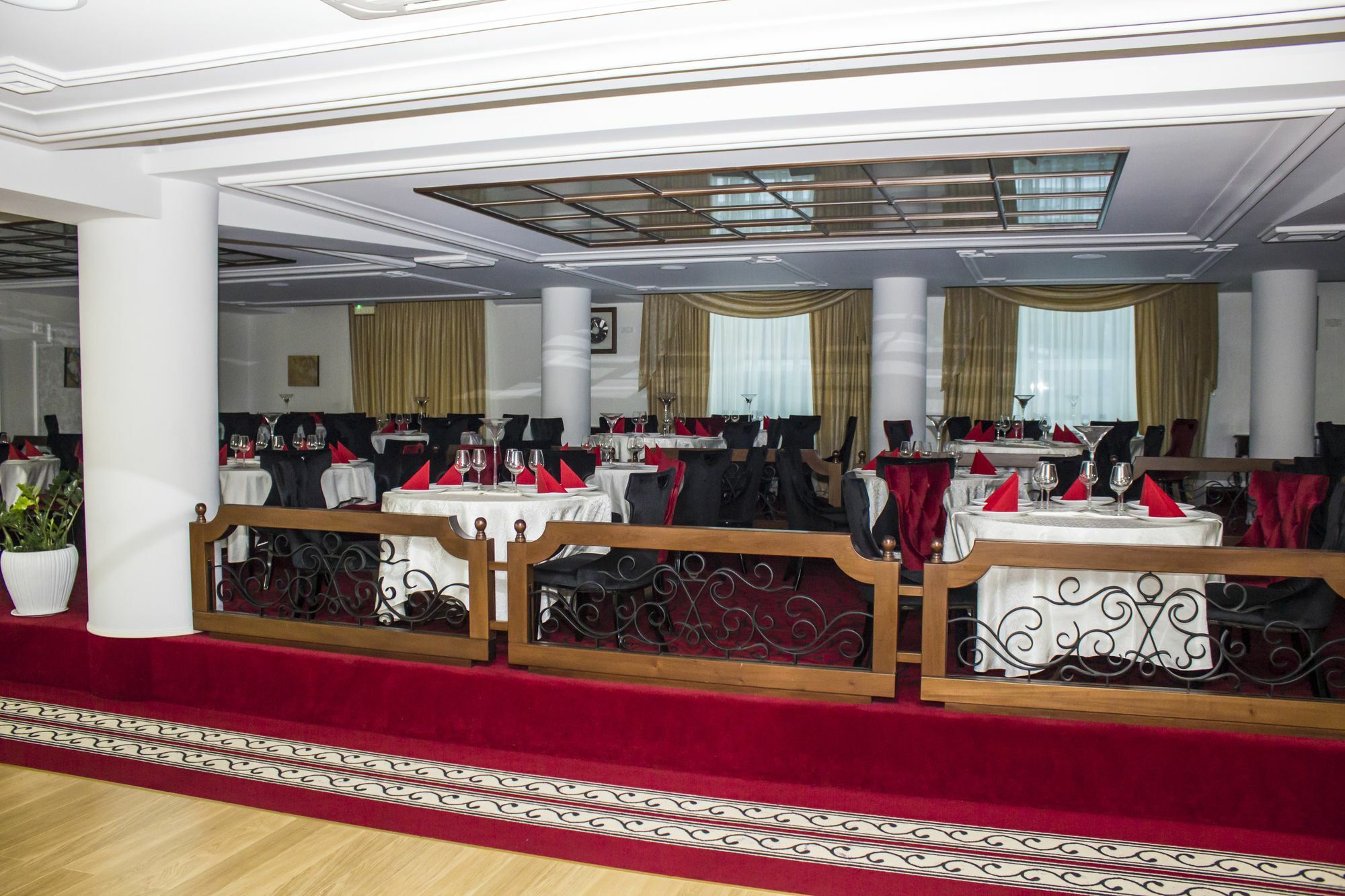 Hotel Cornul Vanatorului Piteşti Buitenkant foto